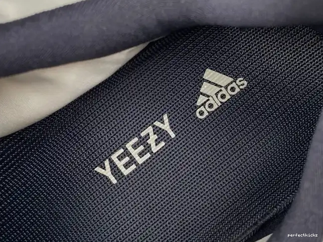 Adidas 700 Bone Yeezy FY3729 Boost MNVN 0528